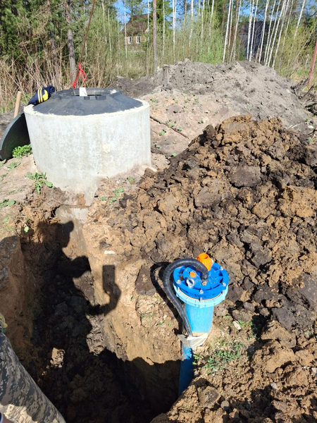 Выход трубы водопровода из колодца в траншею